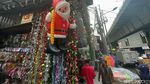 Berburu Pernak-pernik Natal di Pasar Asemka