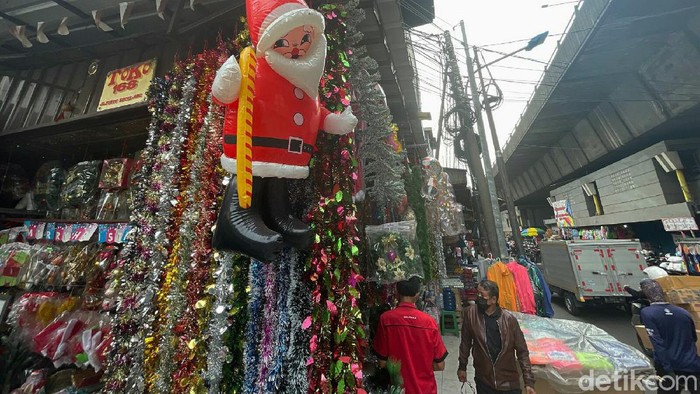 Jelang Natal, warga mulai memburu berbagai macam pernak-pernik Natal. Salah satunya yang dijual di Pasar Asemka.