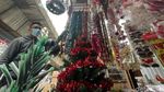 Berburu Pernak-pernik Natal di Pasar Asemka