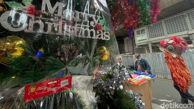 Berburu Pernak-pernik Natal di Pasar Asemka