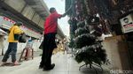 Berburu Pernak-pernik Natal di Pasar Asemka
