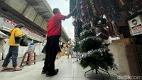 Menurut keterangan penjual, saat ini warga mulai berbondong-bondong mencari pernak-pernik Natal lebih awal karena ingin mendapatkan harga yang lebih murah.  