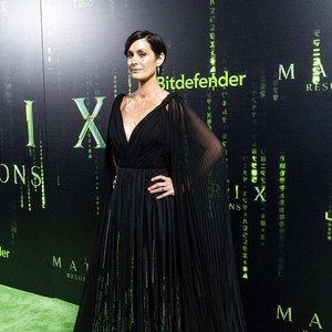 Hujan Digital Hiasi Gaun Carrie-Anne Moss di Premier Matrix Resurrections Hujan Digital Hiasi Gaun Carrie-Anne Moss di Premier Matrix Resurrections