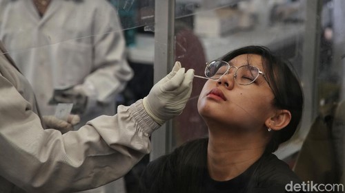 Anak usia di bawah 12 tahun yang ingin berlibur Nataru, kini diwajibkan melakukan tes PCR. Hal itu tertuang dalam surat edaran terbaru terkait libur Nataru di masa pandemi COVID-19 yang akan berlaku mulai 24 Desember 2021 hingga 2 Januari 2022 atau berjalan selama 19 hari, Senin, (20/12/2021).