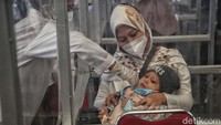 Antrean tes antigen baik penumpang dewasa maupun anak-anak di Stasiun Senen, Jakarta sudah dimulai sejak pagi. Yuk tetap taat prokes saat libur Nataru.