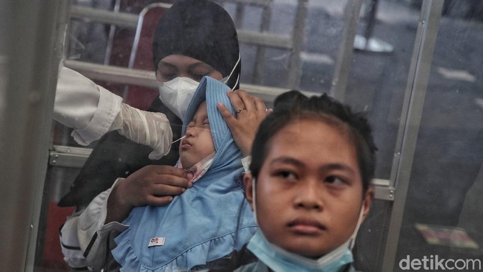 Catat! Perjalanan Jauh, Anak Usia di Bawah 12 Tahun Wajib PCR Anak usia di bawah 12 tahun yang ingin berlibur Nataru, kini diwajibkan melakukan tes PCR. Hal itu tertuang dalam surat edaran terbaru terkait libur Nataru di masa pandemi COVID-19 yang akan berlaku mulai 24 Desember 2021 hingga 2 Januari 2022 atau berjalan selama 19 hari, Senin, (20/12/2021).