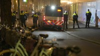 Petugas polisi berbaris untuk memantau pengunjuk rasa selama demonstrasi kecil pembatasan anti-COVID di Den Haag, Belanda, Sabtu, (18/12/2021). Para menteri pemerintah Belanda bertemu Sabtu untuk membahas saran dari panel ahli yang dilaporkan menasihati Penguatan penguncian parsial yang sudah dilakukan untuk memerangi COVID-19. AP/Peter Dejong