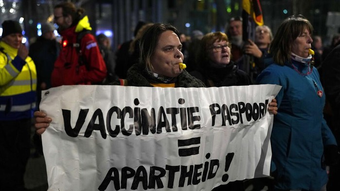 Demo COVID Belanda Seorang pengunjuk rasa memegang spanduk selama demonstrasi kecil pembatasan anti-COVID di Den Haag, Belanda, Sabtu, 18 Desember 2021. Para menteri pemerintah Belanda bertemu Sabtu untuk membahas saran dari panel ahli yang dilaporkan menyarankan pengetatan undang-undang penguncian sebagian yang sudah dilakukan untuk memerangi COVID-19. (Foto AP/Peter Dejong)