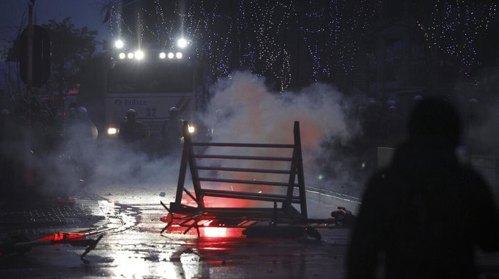 Demo COVID Belgia Para pengunjuk rasa berbaris selama demonstrasi menentang tindakan COVID-19 di Brussel, Minggu, 19 Desember 2021. Ribuan pengunjuk rasa berdemonstrasi melalui pusat Brussel pada hari Minggu untuk ketiga kalinya menentang pembatasan COVID-19 yang diberlakukan oleh pemerintah Belgia untuk melawan lonjakan infeksi dan munculnya varian omicron yang mengkhawatirkan. Tanda di sebelah kiri bertuliskan 'Jauhi anak-anak kita', dan tanda di sebelah kanan bertuliskan 'Bebas dari suntikan'. (Foto AP/Olivier Matthys)