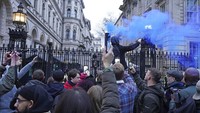 Ratusan orang memprotes di London pada Sabtu, memblokir lalu lintas saat mereka berbaris dengan membawa spanduk bertuliskan slogan-slogan seperti “Paspor vaksin membunuh kebebasan kita ” dan “Jangan patuhi.” AP/Ian West