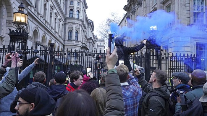 Pengunjuk rasa vaksinasi anti-COVID-19 berdemonstrasi di Whitehall dekat Downing Street, di London, Sabtu, 18 Desember 2021. Ratusan orang memprotes di London pada Sabtu, memblokir lalu lintas saat mereka berbaris dengan membawa spanduk bertuliskan slogan-slogan seperti “Paspor vaksin membunuh kebebasan kita ” dan “Jangan patuhi.” (Ian Barat/PA melalui AP)