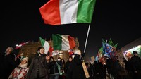 Orang-orang berkumpul untuk memprotes Green Pass COVID-19 Italia di Turin, Italia, Sabtu, (18/12/2021). Green Pass adalah kartu kesehatan Italia, yang menunjukkan bukti vaksinasi, tes negatif baru-baru ini, atau telah sembuh dari COVID-19 . AP/Fabio Ferrari