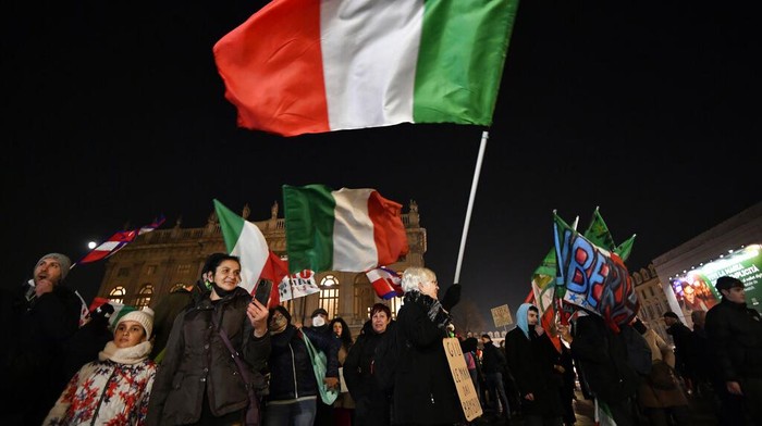 Demo COVID Italia Orang-orang berkumpul untuk memprotes Green Pass COVID-19 Italia di Turin, Italia, Sabtu 18 Desember 2021. Green Pass adalah kartu kesehatan Italia, yang menunjukkan bukti vaksinasi, tes negatif baru-baru ini, atau telah sembuh dari COVID-19 . (Fabio Ferrari/LaPresse via AP)
