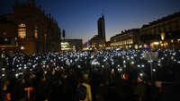 Orang-orang berkumpul untuk memprotes Green Pass COVID-19 Italia di Turin, Italia, Sabtu, (18/12/2021). Green Pass adalah kartu kesehatan Italia, yang menunjukkan bukti vaksinasi, tes negatif baru-baru ini, atau telah sembuh dari COVID-19 . AP/Fabio Ferrari