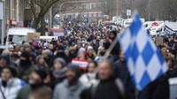 Demonstran berbaris melalui Nuremberg, Jerman, menentang aturan Corona pada Minggu, (19/12/2021). Dengan moto Cukup. Jika tidak sekarang, kapan? Nuremberg menentang vaksinasi wajib. kelompok Murid berdiri telah menyerukan demonstrasi menentang tindakan Corona saat ini. AP Photo