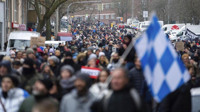 Demo COVID Jerman Demonstran berbaris melalui Nuremberg, Jerman, menentang aturan Corona pada Minggu, 19 Desember 2021. Dengan moto