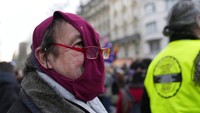 Demonstran menyuarakan penentangan terhadap izin vaksin baru dan vaksin wajib untuk melindungi dari COVID-19, dan pembatasan pemerintah yang sedang berlangsung menghadiri pawai demonstrasi protes, di Paris, Prancis, Sabtu, (18/12/2021). Negara-negara di seluruh Eropa bergerak untuk menerapkan kembali tindakan yang lebih keras langkah-langkah untuk membendung gelombang baru infeksi COVID-19 yang didorong oleh varian omicron yang sangat menular. AP/Francois Mori