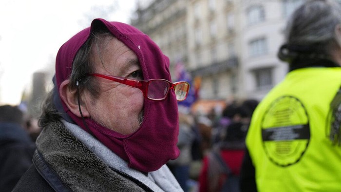 Demo COVID Prancis Demonstran menyuarakan penentangan terhadap izin vaksin baru dan vaksin wajib untuk melindungi dari COVID-19, dan pembatasan pemerintah yang sedang berlangsung menghadiri pawai demonstrasi protes, di Paris, Prancis, Sabtu, 18 Desember 2021. Negara-negara di seluruh Eropa bergerak untuk menerapkan kembali tindakan yang lebih keras langkah-langkah untuk membendung gelombang baru infeksi COVID-19 yang didorong oleh varian omicron yang sangat menular. (Foto AP/Francois Mori)