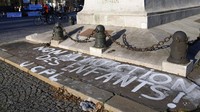 Sebuah grafiti bertuliskan Tidak untuk infeksi pada anak-anak yang mengacu pada vaksinasi anak-anak, terlihat ketika para demonstran menyuarakan penentangan terhadap izin vaksin baru dan vaksin wajib untuk melindungi terhadap COVID-19, dan pembatasan pemerintah yang sedang berlangsung, di Paris, Prancis, Sabtu, (18/12/2021). Negara-negara di seluruh Eropa bergerak untuk menerapkan kembali langkah-langkah yang lebih keras untuk membendung gelombang baru infeksi COVID-19 yang didorong oleh varian omicron yang sangat menular. AP/Francois Mori