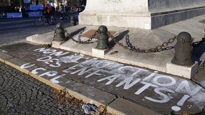 Demo COVID Prancis Demonstran menyuarakan penentangan terhadap izin vaksin baru dan vaksin wajib untuk melindungi dari COVID-19, dan pembatasan pemerintah yang sedang berlangsung menghadiri pawai demonstrasi protes, di Paris, Prancis, Sabtu, 18 Desember 2021. Negara-negara di seluruh Eropa bergerak untuk menerapkan kembali tindakan yang lebih keras langkah-langkah untuk membendung gelombang baru infeksi COVID-19 yang didorong oleh varian omicron yang sangat menular. (Foto AP/Francois Mori)
