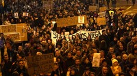 Demonstran berbaris selama protes untuk menentang proposal izin vaksin dan pembatasan pemerintah yang sedang berlangsung di Barcelona, Spanyol, Sabtu, (18/12/2021). AP Photo