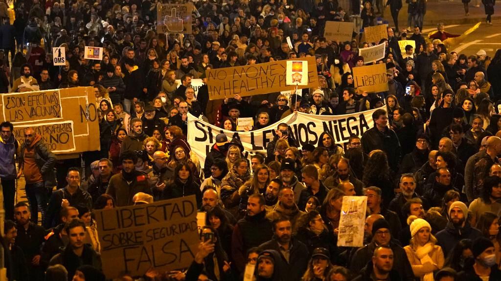 Protes Pembatasan Libur Natal, Ratusan Orang Demo di Barcelona