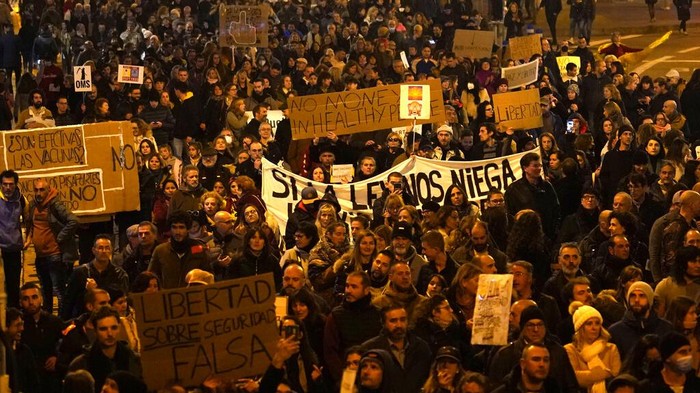 Demo COVID Spanyol Demonstran berbaris selama protes untuk menentang proposal izin vaksin dan pembatasan pemerintah yang sedang berlangsung di Barcelona, Spanyol, Sabtu, 18 Desember 2021. Negara-negara di seluruh Eropa bergerak untuk menerapkan kembali langkah-langkah yang lebih keras untuk membendung gelombang baru infeksi COVID-19 yang didorong oleh varian omicron yang sangat menular. (Foto AP/Joan Mateu)