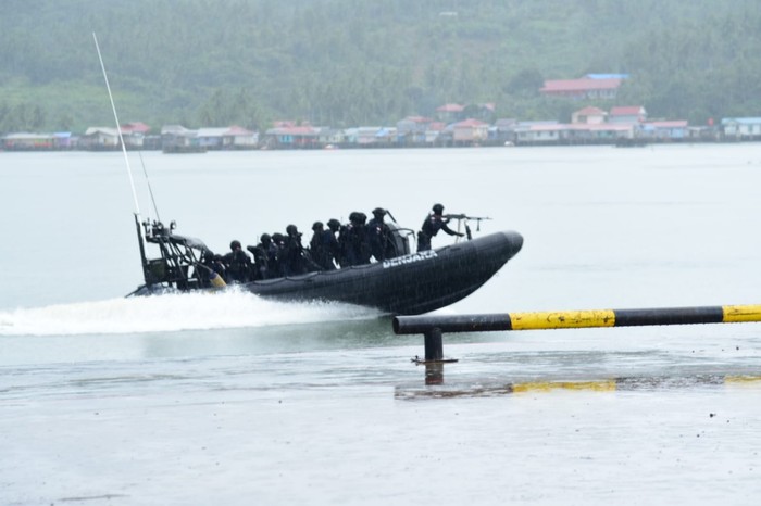 Detasemen Jalamangkara (Denjaka) menggelar simulasi pembebasan pegawai SKK Migas yang disandera teroris di Pelabuhan Jetty SKK Migas di Kepri. (dok Dispen Kormar) Detasemen Jalamangkara (Denjaka) menggelar simulasi pembebasan pegawai SKK Migas yang disandera teroris di Pelabuhan Jetty SKK Migas di Kepri. (dok Dispen Kormar)
