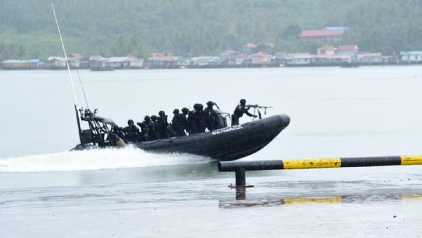 Potret Pasukan Elite TNI AL Simulasi Bebaskan Sandera Teroris di Kepri