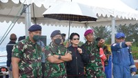 Komandan Korps Marinir Mayor Jenderal TNI Mar Suhartono meninjau secara langsung Latihan Keadaan Khusus (Latkasus) oleh Pasukan Khusus TNI AL Denjaka di objek vital Pelabuhan Jetty MKK Migas di Payalaman, Pal Matak, Kabupaten Kepulauan Anambas, Kepulauan Riau, Minggu (19/12) kemarin (dok Dispen Kormar)