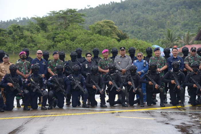 Detasemen Jalamangkara (Denjaka) menggelar simulasi pembebasan pegawai SKK Migas yang disandera teroris di Pelabuhan Jetty SKK Migas di Kepri. (dok Dispen Kormar)