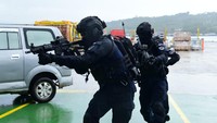 Dalam simulasi tersebut, pegawai SKK Migas disandera di Pelabuhan Jetty SKK Migas di Pulau Matak, Kepulauan Anambas, Kepulauan Riau (Kepri). Denjaka pun beraksi menanggulangi aksi teror tersebut setelah mendapat perintah dari komando atas. (dok Dispen Kormar)