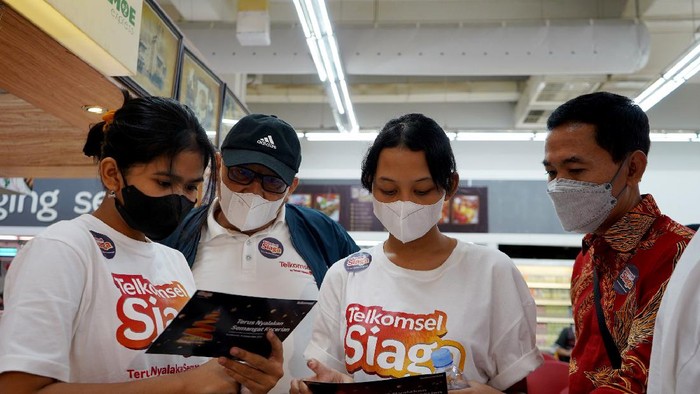 Dorong Masyarakat Solo untuk Terus Bersemangat Telkomsel terus berupaya memberikan bantuan modal, paket sembako, dan suplemen, serta donasi untuk mereka yang membutuhkan dalam rangka siaga NARU 2021. Ini salah satunya.