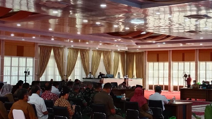 Edy Rahmayadi pimpin rapat koordinasi soal vaksinasi Corona (Arfah-detikcom)