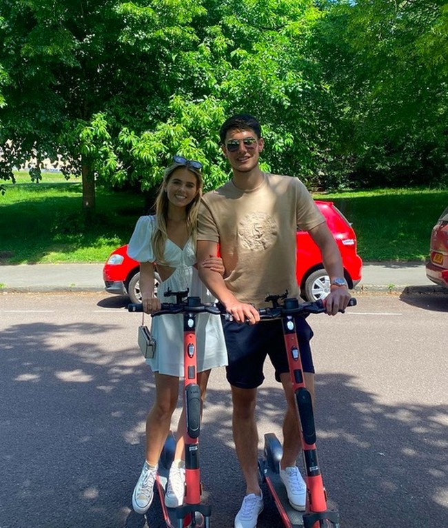 Saat kencan bareng pacar pun, ia tetap bergaya kasual. Seperti yang terlihat di salah satu unggahan Elkan Baggott. Saat jalan-jalan naik otopet, pria kelahiran Thailan ini berpakaian kaus dan celana pendek. Sementara pacara Elkan yang diketahui bernama Katie Marsden tampil girly dengan dress biru berdetail cut-out. (Foto: Instagram/@elkanbaggott)