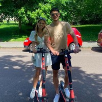 Saat kencan bareng pacar pun, ia tetap bergaya kasual. Seperti yang terlihat di salah satu unggahan Elkan Baggott. Saat jalan-jalan naik otopet, pria kelahiran Thailan ini berpakaian kaus dan celana pendek. Sementara pacara Elkan yang diketahui bernama Katie Marsden tampil girly dengan dress biru berdetail cut-out. (Foto: Instagram/@elkanbaggott)