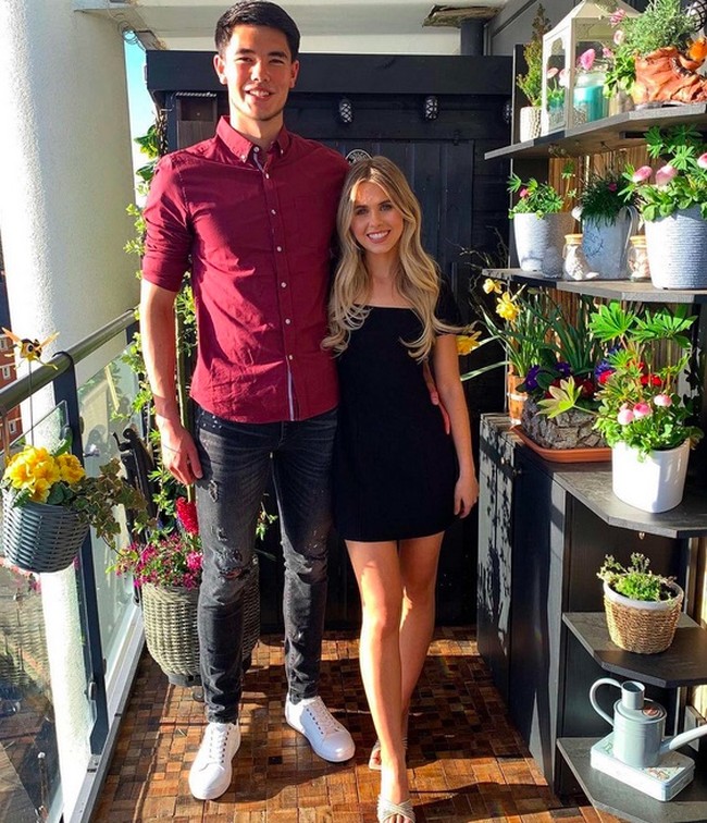 Sesekali Elkan Baggott tampil preppy saat kencan bareng pacar. Kali ini, kemeja dan jeans jadi kombinasi andalan. (Foto: Instagram/@elkanbaggott)