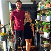 Sesekali Elkan Baggott tampil preppy saat kencan bareng pacar. Kali ini, kemeja dan jeans jadi kombinasi andalan. (Foto: Instagram/@elkanbaggott)