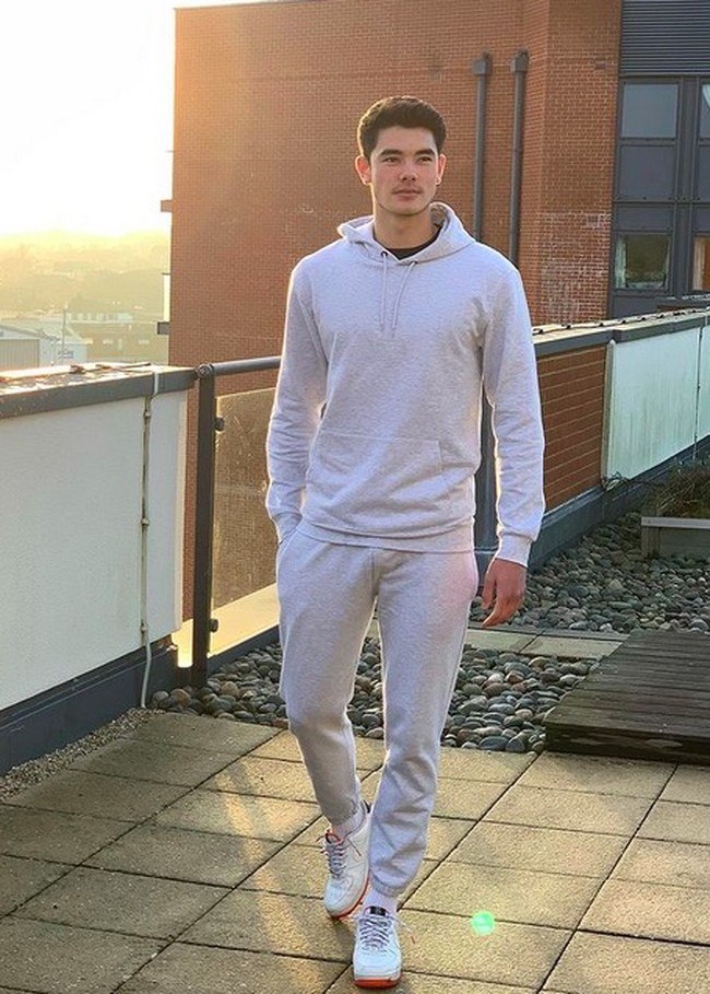 Sport suit monokrom kerap menjadi andalan Elkan Baggott. Untuk sebuah foto OOTD, pria 19 tahun itu pernah berpose dengan hoodie putih dan celana serta sneakers senada. (Foto: Instagram/@elkanbaggott)
