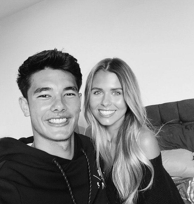 Mereka juga pernah kompakan lho dalam balutan busana serba hitam. Namun, Elkan Baggott tetap bergaya kasual dengan hoodie-nya. (Foto: Instagram/@elkanbaggott)