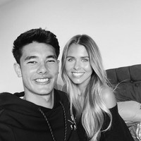 Mereka juga pernah kompakan lho dalam balutan busana serba hitam. Namun, Elkan Baggott tetap bergaya kasual dengan hoodie-nya. (Foto: Instagram/@elkanbaggott)