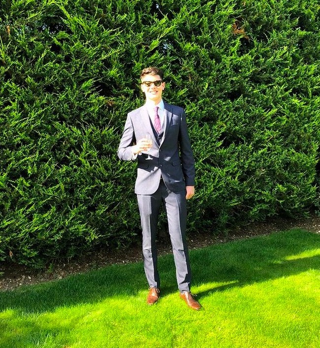 Begini Elkan Baggott kalau bergaya formal, lengkap dengan setelan berjas dan dasi. Terlihat lebih dewasa dan gagah. Setuju? (Foto: Instagram/@elkanbaggott)