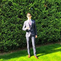 Begini Elkan Baggott kalau bergaya formal, lengkap dengan setelan berjas dan dasi. Terlihat lebih dewasa dan gagah. Setuju? (Foto: Instagram/@elkanbaggott)