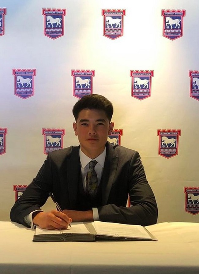 Elkan Baggott memperkuat timnas Indonesia di Grup B Piala AFF 2020 kontra Malaysia di National Stadium, Singapura, Minggu (19/12/2021). Sebuah gol yang berhasil dicetaknya semalam memastikan kemenangan Indonesia atas Malaysia. Skuad merah putih pun melenggang ke babak semifinal. (Foto: Instagram/@elkanbaggott)