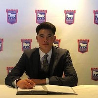 Elkan Baggott memperkuat timnas Indonesia di Grup B Piala AFF 2020 kontra Malaysia di National Stadium, Singapura, Minggu (19/12/2021). Sebuah gol yang berhasil dicetaknya semalam memastikan kemenangan Indonesia atas Malaysia. Skuad merah putih pun melenggang ke babak semifinal. (Foto: Instagram/@elkanbaggott)