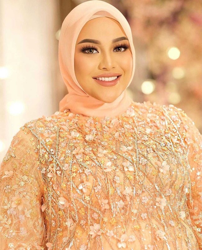 Acara mitoni Aurel Hermansyah berjalan dengan lancar dan khidmat. Pada acara itu, Aurel sungkem kepada suami dan kedua orangtuanya. Setelah acara mitoni, Aurel mengenakan busana rancangan Asky Febrianti yang bernuansa oranye. Foto: Dok. Instagram @dhirmanputra.