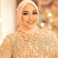 Acara mitoni Aurel Hermansyah berjalan dengan lancar dan khidmat. Pada acara itu, Aurel sungkem kepada suami dan kedua orangtuanya. Setelah acara mitoni, Aurel mengenakan busana rancangan Asky Febrianti yang bernuansa oranye. Foto: Dok. Instagram @dhirmanputra.