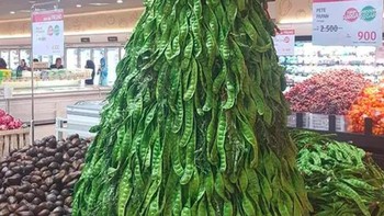 Wah ada-ada saja pohon natal yang satu ini semuanya pakai petai. Foto: via 9Gag