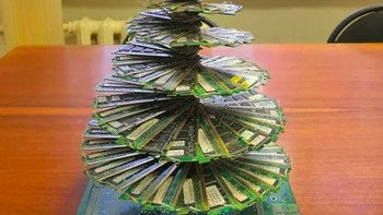 Ini cocok sepertinya buat pohon natal anak IT. Foto: via 9Gag