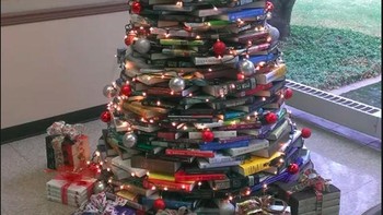 Ini pohon natal yang cocok buat para kutu buku karena disusun dari deretan buku. Kreatif! Foto: via 9Gag